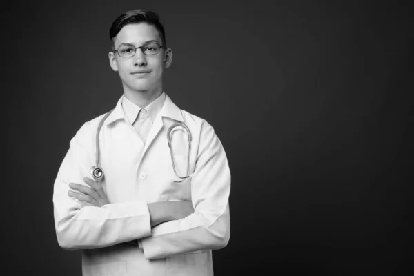 Studioaufnahme Eines Jungen Gut Aussehenden Arztes Mit Brille Vor Grauem — Stockfoto