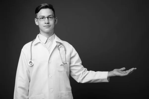 Studioaufnahme Eines Jungen Gut Aussehenden Arztes Mit Brille Vor Grauem — Stockfoto