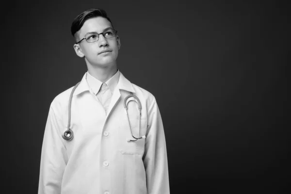 Estudio Joven Médico Guapo Usando Anteojos Sobre Fondo Gris Blanco — Foto de Stock