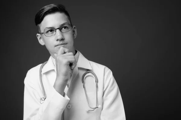 Studioaufnahme Eines Jungen Gut Aussehenden Arztes Mit Brille Vor Grauem — Stockfoto