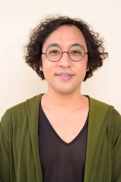 Kıvırcık Saçlı Japon Adamın Portresi Beton Duvara Gözlük Takıyor — Stok fotoğraf