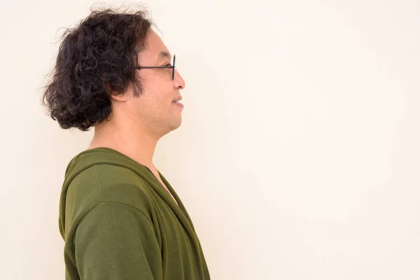Egy Göndör Hajú Betonfalnak Szegezett Szemüveges Japán Férfi Portréja — Stock Fotó