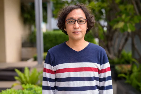 Portret Van Een Japanse Man Met Krullend Haar Met Een — Stockfoto