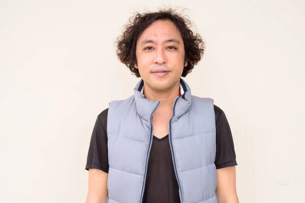 Retrato Hombre Japonés Con Pelo Rizado Contra Pared Hormigón —  Fotos de Stock