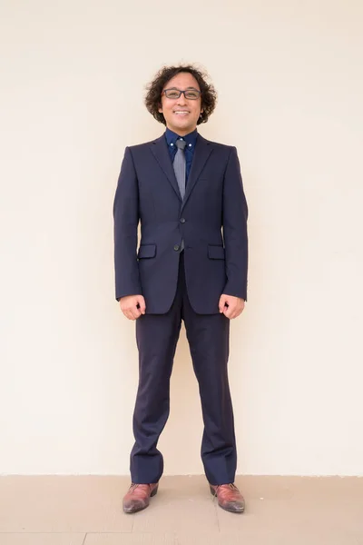 Retrato Empresario Japonés Con Pelo Rizado Usando Traje Contra Pared — Foto de Stock