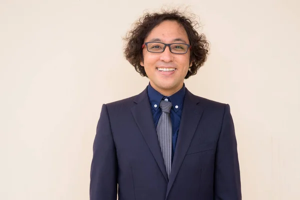 Portret Van Een Japanse Zakenman Met Krullend Haar Pak Tegen — Stockfoto