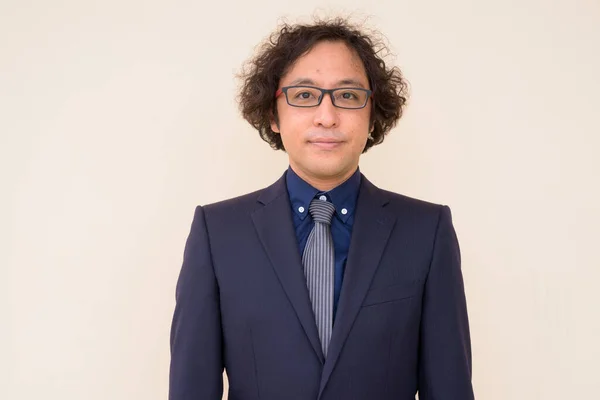 Retrato Empresario Japonés Con Pelo Rizado Usando Traje Contra Pared —  Fotos de Stock