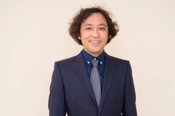Retrato Empresario Japonés Con Pelo Rizado Usando Traje Contra Pared —  Fotos de Stock