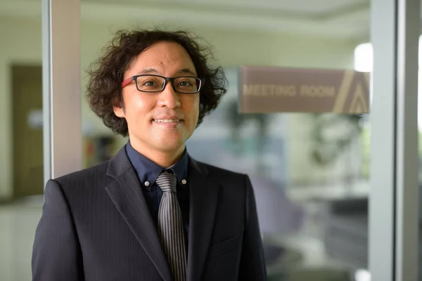 Retrato Hombre Negocios Japonés Con Pelo Rizado Usando Traje Sala —  Fotos de Stock