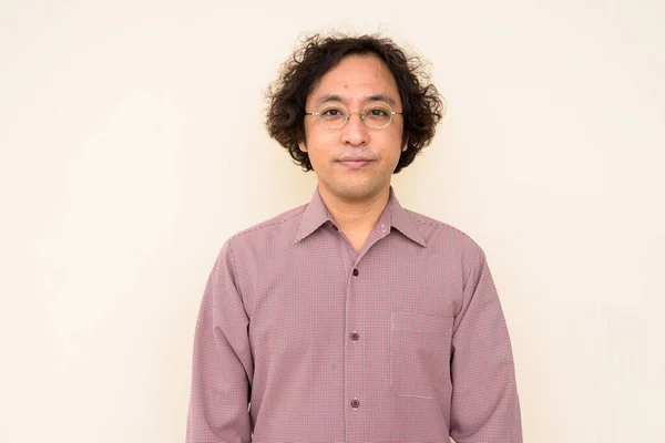 Retrato Empresário Japonês Com Cabelo Encaracolado Contra Parede Concreto — Fotografia de Stock