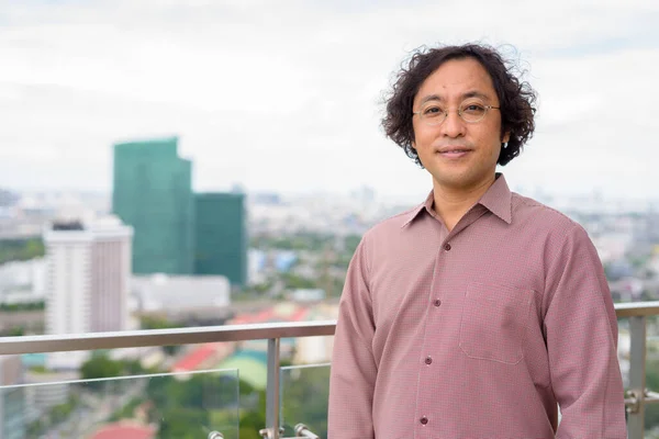 Retrato Empresario Japonés Con Pelo Rizado Contra Vista Ciudad —  Fotos de Stock