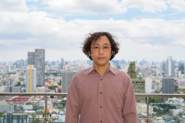 Retrato Empresario Japonés Con Pelo Rizado Contra Vista Ciudad —  Fotos de Stock