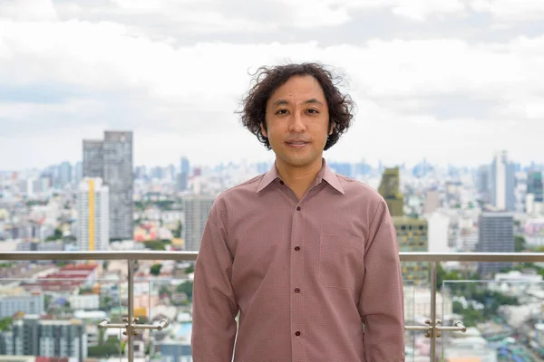 Portret Van Japanse Zakenman Met Krullend Haar Tegen Het Zicht — Stockfoto