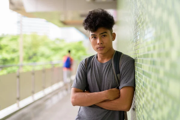 Retrato Del Joven Turista Asiático Con Pelo Rizado Como Mochilero —  Fotos de Stock