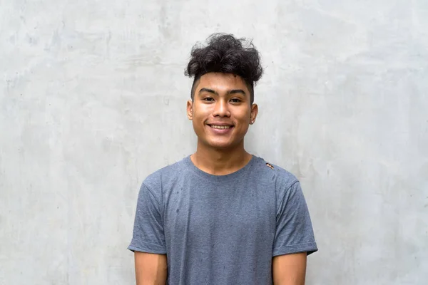 Retrato Jovem Asiático Com Cabelo Encaracolado Contra Parede Concreto Livre — Fotografia de Stock