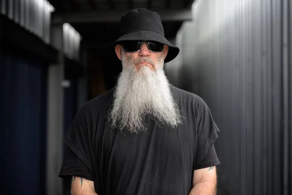 Portrét Zralého Pohledného Vousatého Hipsterského Muže Ulicích Města Venku — Stock fotografie