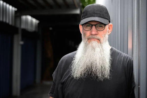 Porträtt Mogen Vacker Skäggig Hipster Man Stadens Gator Utomhus — Stockfoto