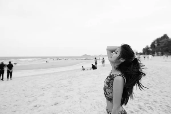 Retrato Una Joven Hermosa Mujer Asiática Relajándose Playa Blanco Negro — Foto de Stock