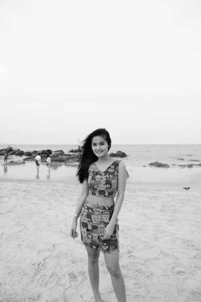 Retrato Jovem Bela Mulher Asiática Relaxante Praia Preto Branco — Fotografia de Stock