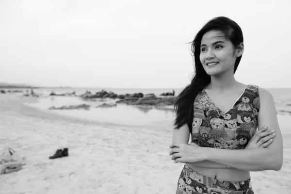 Retrato Una Joven Hermosa Mujer Asiática Relajándose Playa Blanco Negro —  Fotos de Stock
