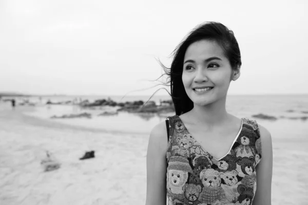Portrét Mladé Krásné Asijské Ženy Relaxující Pláži Černobílé — Stock fotografie