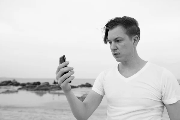 Portret Van Jonge Knappe Scandinavische Toerist Ontspannen Het Strand Zwart — Stockfoto