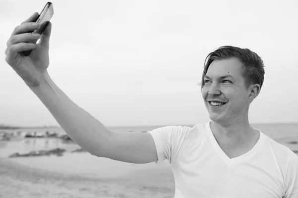 Портрет Молодого Вродливого Скандинавського Туриста Який Відпочиває Пляжі Чорно Білим — стокове фото