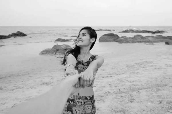 Retrato Jovem Bela Mulher Asiática Relaxante Praia Preto Branco — Fotografia de Stock