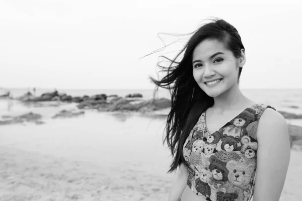 Portrait Young Beautiful Asian Woman Relaxing Beach Black White — Stock Photo, Image