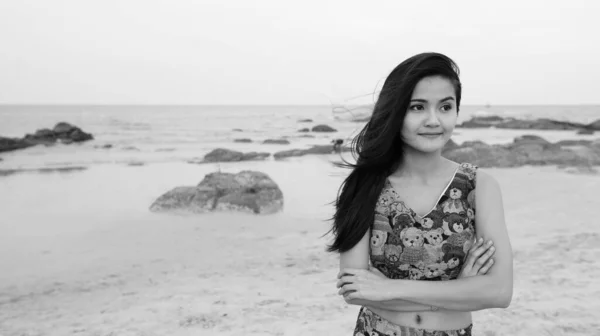 Portrait Young Beautiful Asian Woman Relaxing Beach Black White — Stock Photo, Image