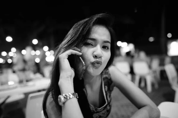 年轻美丽的亚洲女子在黑白夜市放松的画像 — 图库照片