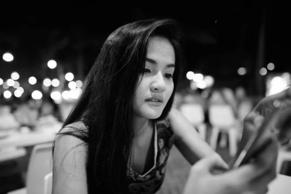 Portrait Jeune Belle Femme Asiatique Relaxant Marché Nuit Noir Blanc — Photo