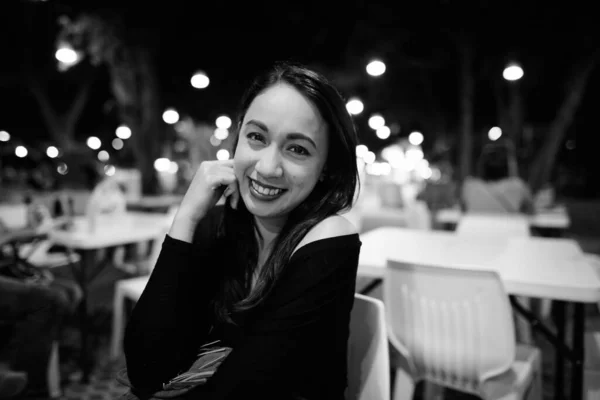 Портрет Молодої Вродливої Філіппінської Жінки Відпочиває Нічному Ринку Чорно Білим — стокове фото