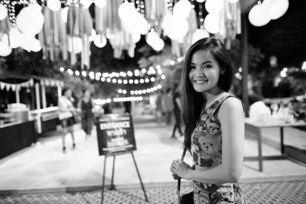 Portré Fiatal Gyönyörű Ázsiai Pihentető Éjszakai Piacon Fekete Fehér — Stock Fotó