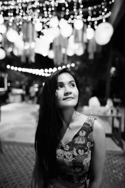 Портрет Молодой Красивой Азиатки Отдыхающей Ночном Рынке Черно Белом — стоковое фото
