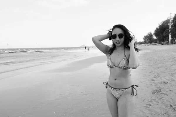 Portrét Mladé Krásné Filipíny Žena Relaxující Pláži Černé Bílé — Stock fotografie