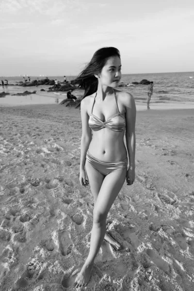 Portrait Young Beautiful Asian Woman Relaxing Beach Black White — Stok Foto