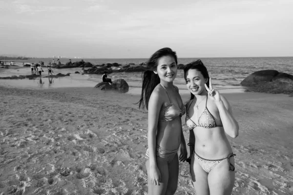 Portrait Two Young Beautiful Asian Women Friends Together Relaxing Beach — Stok Foto
