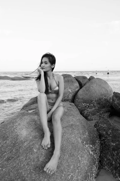 Retrato Jovem Bela Mulher Asiática Relaxante Praia Preto Branco — Fotografia de Stock