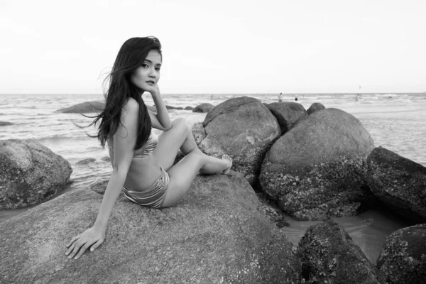 Retrato Jovem Bela Mulher Asiática Relaxante Praia Preto Branco — Fotografia de Stock