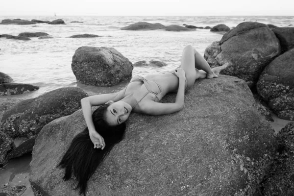 Portrait Young Beautiful Asian Woman Relaxing Beach Black White — Stock Photo, Image