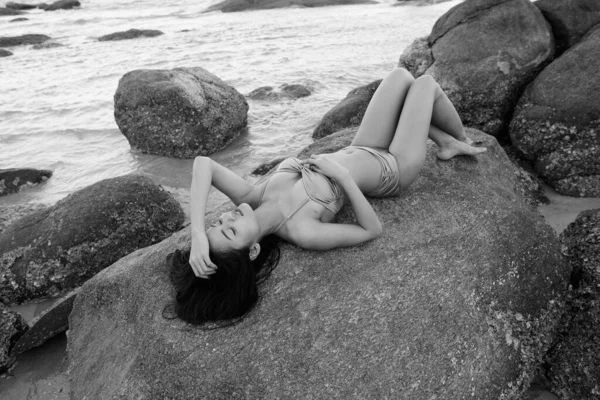 Portrait Jeune Belle Femme Asiatique Relaxant Plage Noir Blanc — Photo