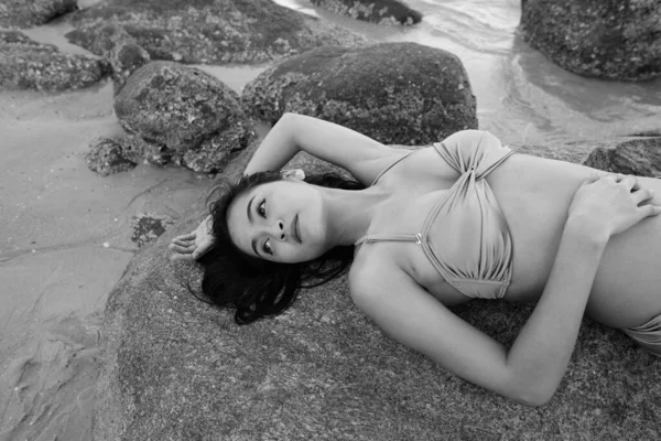 Retrato Jovem Bela Mulher Asiática Relaxante Praia Preto Branco — Fotografia de Stock