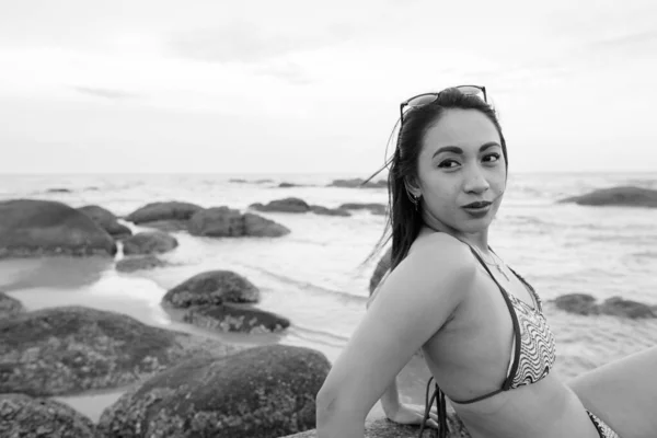 Porträtt Ung Vacker Filippinska Kvinna Avkopplande Stranden Svart Och Vitt — Stockfoto