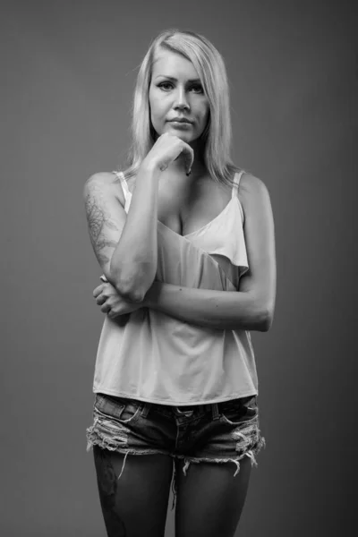 Estudio Joven Hermosa Mujer Escandinava Con Pelo Rubio Sobre Fondo — Foto de Stock