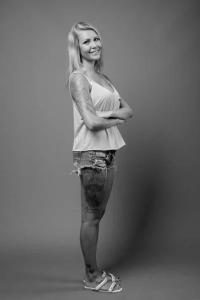 스튜디오에서는 흑백으로 배경에 금발의 스칸디나비아 여자가 망하는 모습을 찍었다 — 스톡 사진
