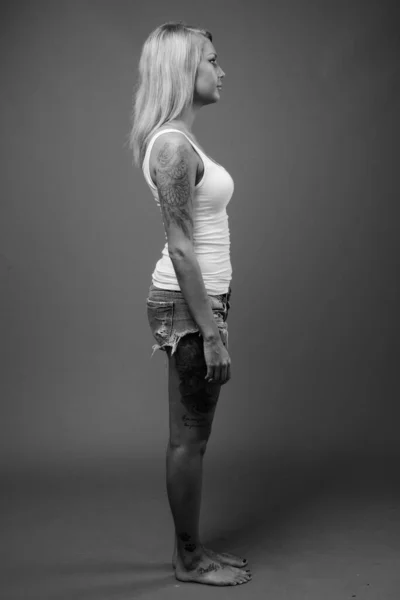 Студийный Снимок Молодой Красивой Скандинавской Женщины Светлыми Волосами Сером Фоне — стоковое фото