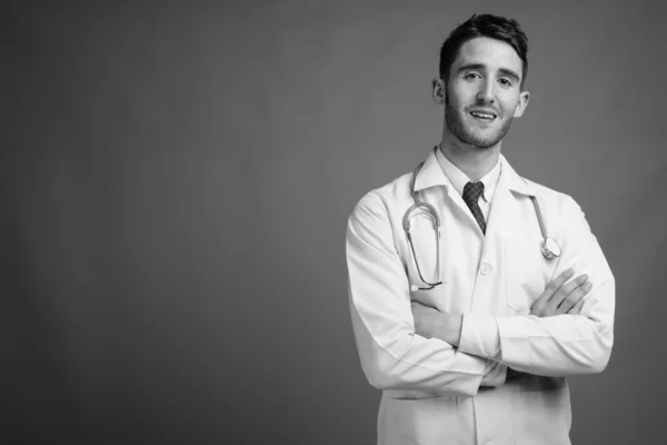 Estudio Joven Hombre Guapo Médico Sobre Fondo Gris Blanco Negro — Foto de Stock