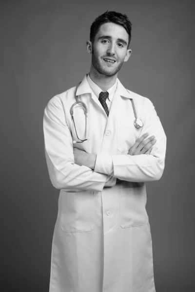 Estudio Joven Hombre Guapo Médico Sobre Fondo Gris Blanco Negro — Foto de Stock