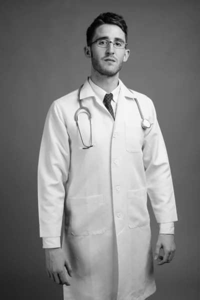 Studioaufnahme Eines Jungen Gut Aussehenden Arztes Mit Brille Vor Grauem — Stockfoto